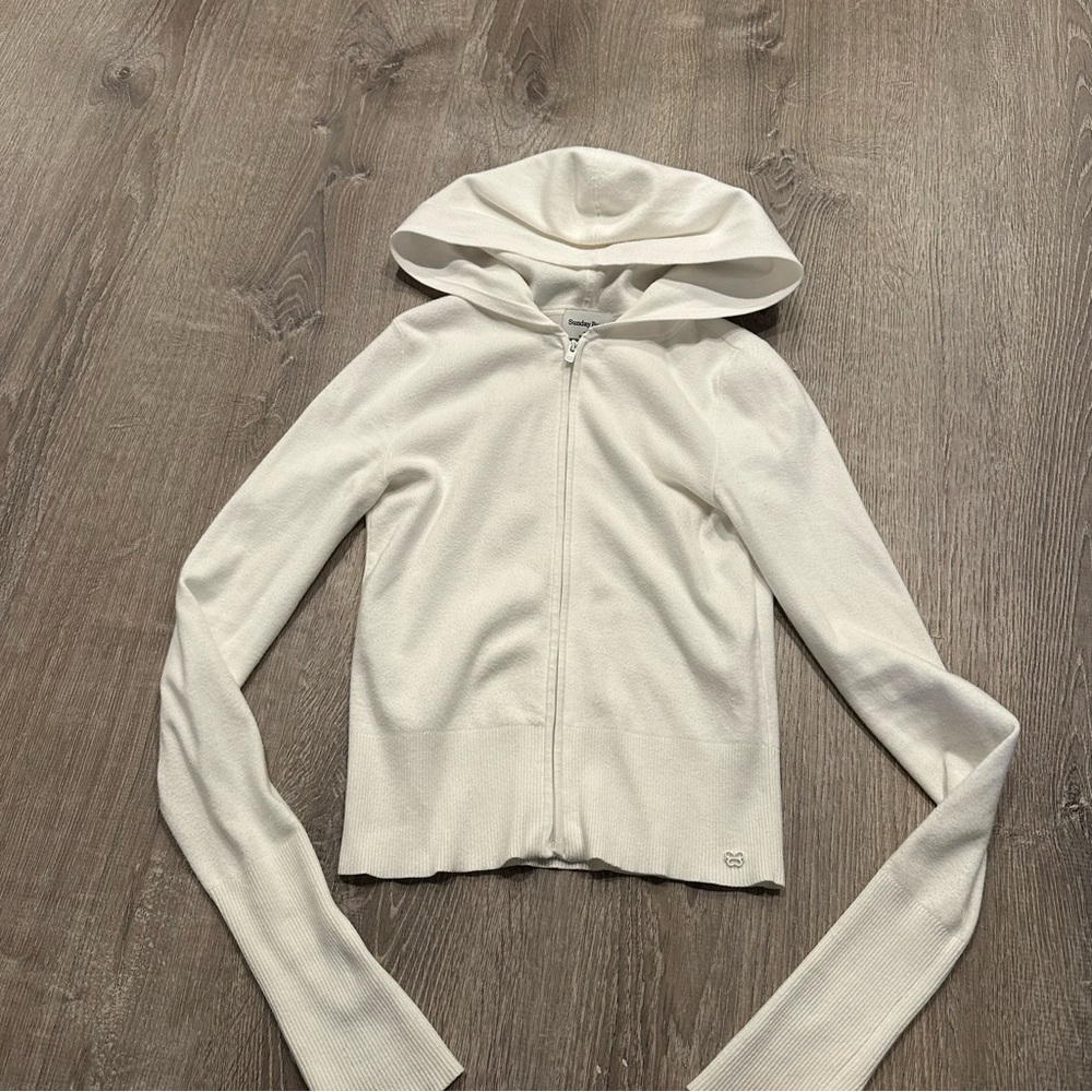 Aritzia Sunday Best size extra small, white cream zip down jacket sweater hoodie